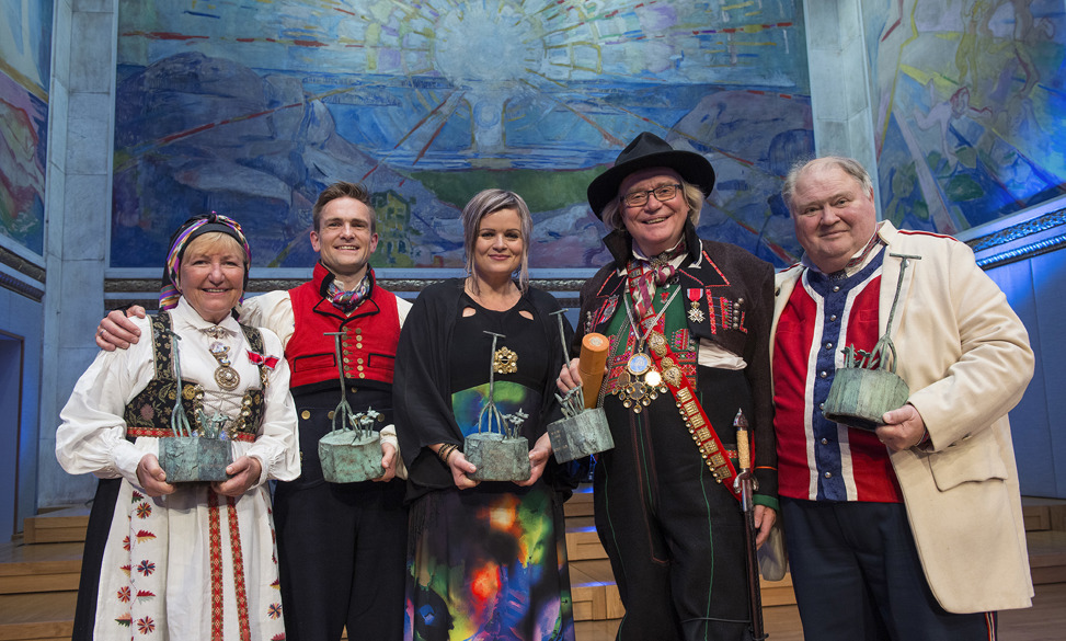 Folkesanger og sølvsmed Kirsten Bråten Berg, danser Hallgrim Hansegård, hardingfelespiller Annbjørg Lien, hardingfelespiller Hallvard T. Bjørgum og folkekunstner Knut Buen.