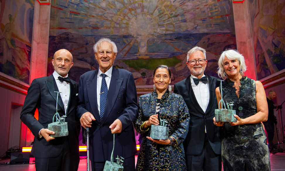 Scenekunstnerne Indra Lorentzen, Sverre Anker Ousdal og Jo Strømgren. Fargespill-skaperne Ole Hamre og Sissel Saue mottar Anders Jahres Hederspris.